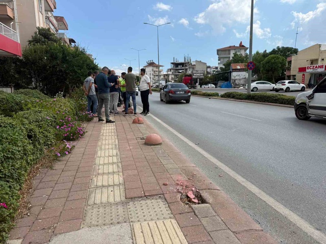 Serik'te sık kaza olan kavşakta taksi ile hafif ticari araç çarpıştı, yaralanan yok