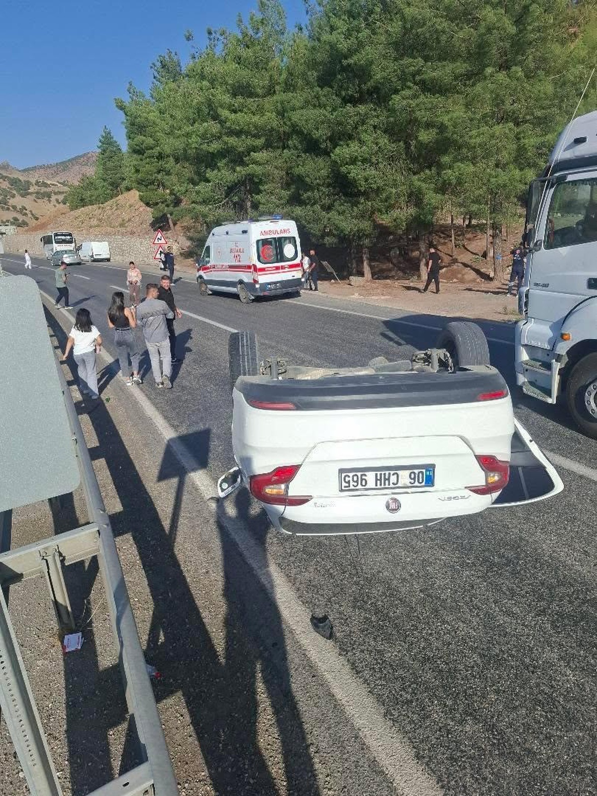 Siirt Baykan\'da kontrolden çıkan otomobil şarampole devrilince 2 kişi yaralandı