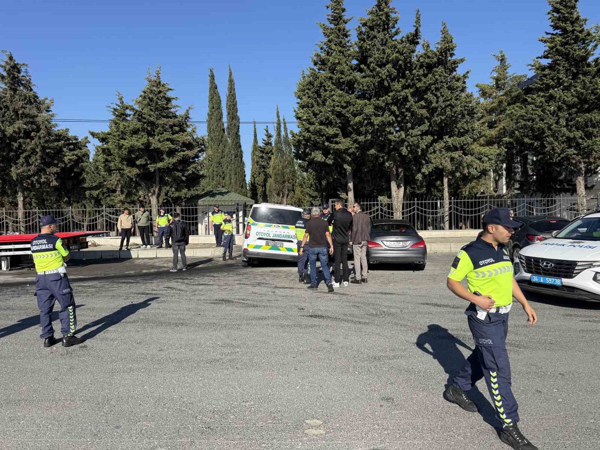 Silivri\'de jandarma aracının karıştığı kazada 3 jandarma ve kadın sürücü yaralandı