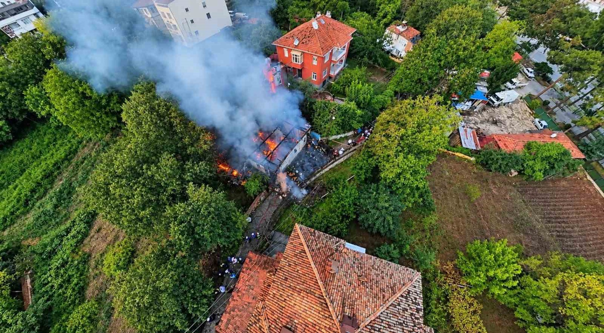 Sinop Boyabat\'ta 3 katlı ahşap ev yangını kontrol altına alındı, yaralanan olmadı