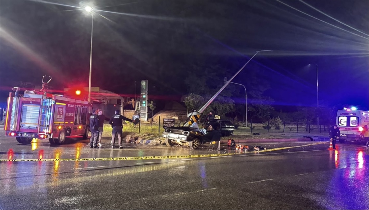 Sinop Boyabat\'ta refüjdeki direğe çarpan otomobilde 1 kişi öldü, 2 kişi yaralandı.
