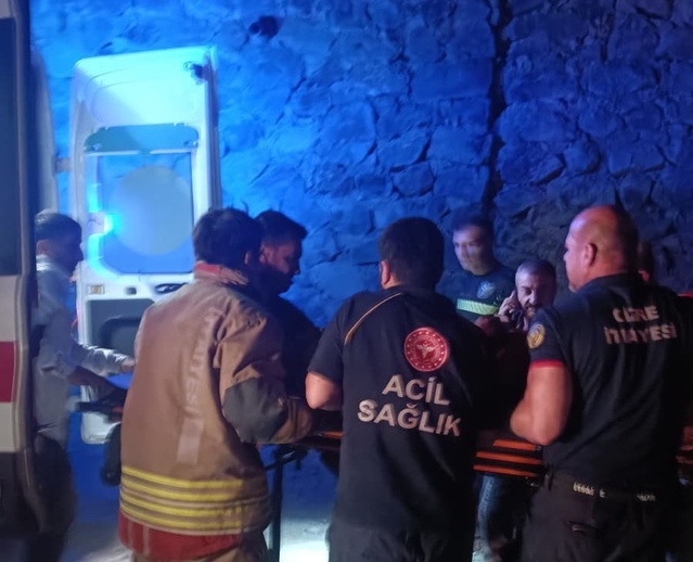 Şırnak Cizre'de şarampole devrilen otomobilde sıkışan ağır yaralı sürücü çıkarıldı