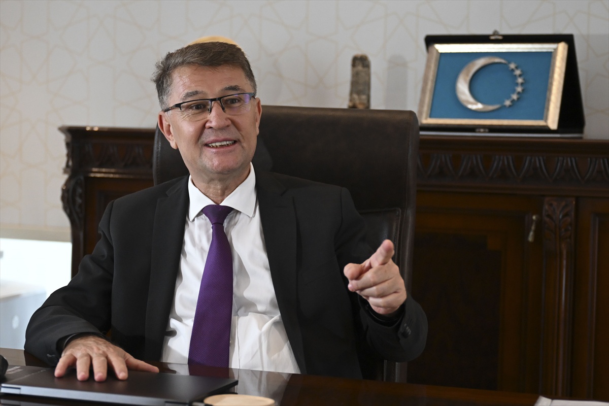 TDK Başkanı Mert, \'Türkçe hepimizin\' dedi, tabelalarda duyarlılık istedi