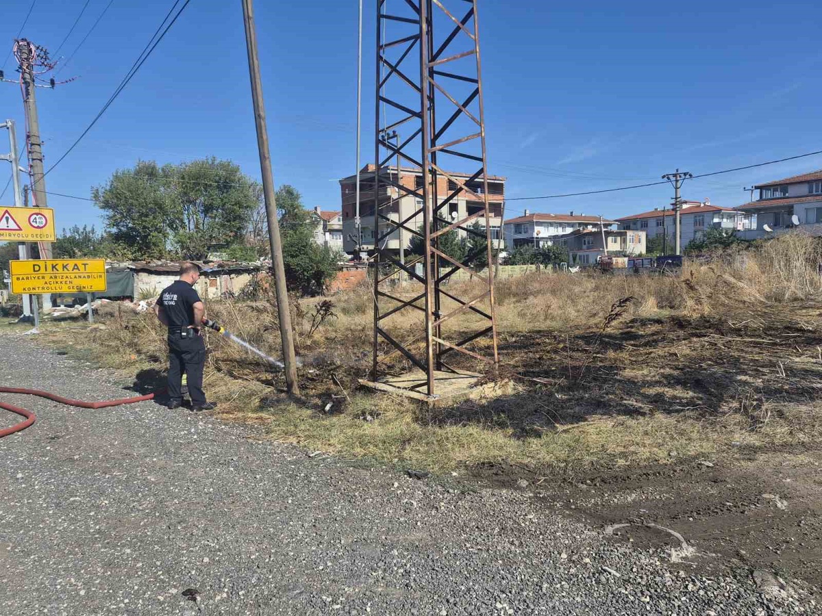 Tekirdağ Muratlı\'da boş arsada çıkan yangın itfaiye ekiplerince büyümeden söndürüldü