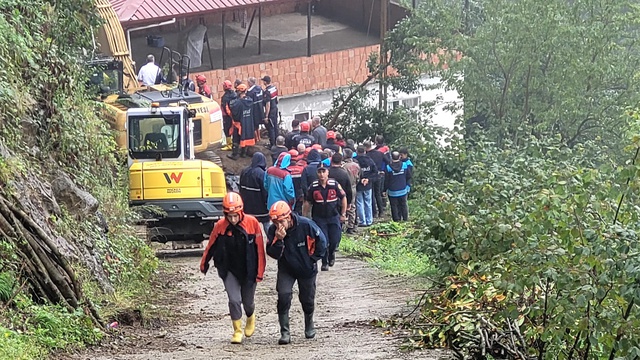 Trabzon'da heyelan faciası! Toprak altında kalan 2 çocuk babasından acı haber