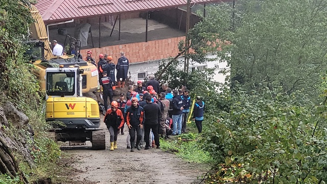 Trabzon'da heyelan faciası! Toprak altında kalan 2 çocuk babasından acı haber