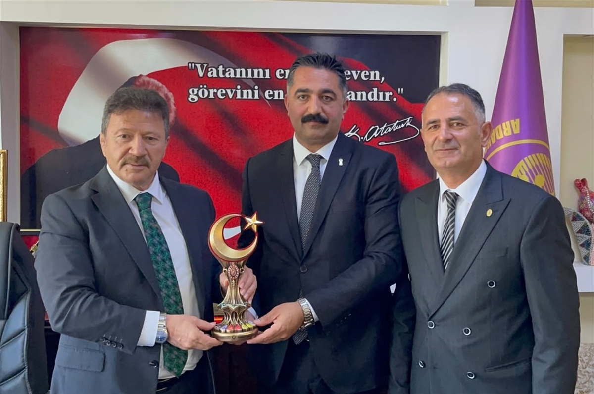 TŞOF Genel Başkanı Mehmet Yiğiner Ardahan\'da TESK seçiminde aday olacağını duyurdu