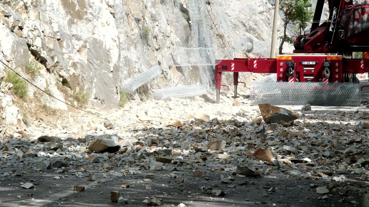 Tunceli-Ovacık yolunda 30 bin metrekarelik çelik ağ ile kaya düşmesi riski azaltılacak