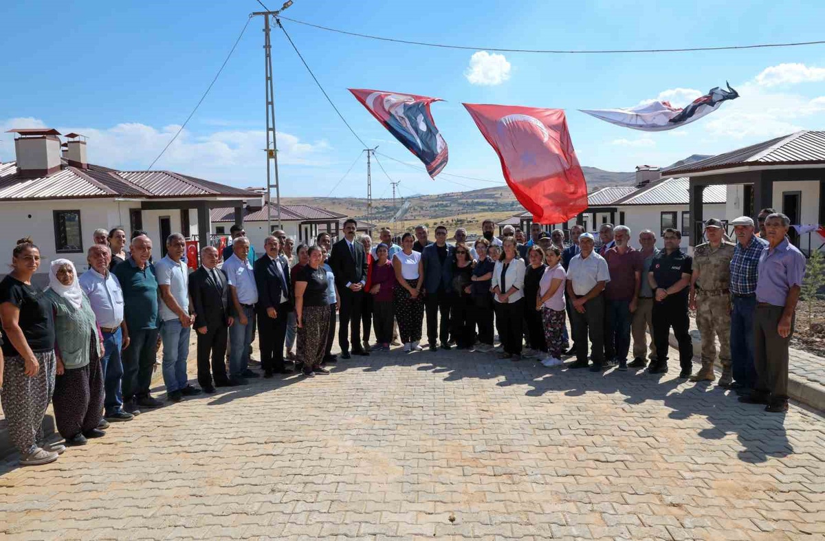 Tunceli Pertek\'te 18 kırsal konutun anahtarları hak sahiplerine törenle verildi