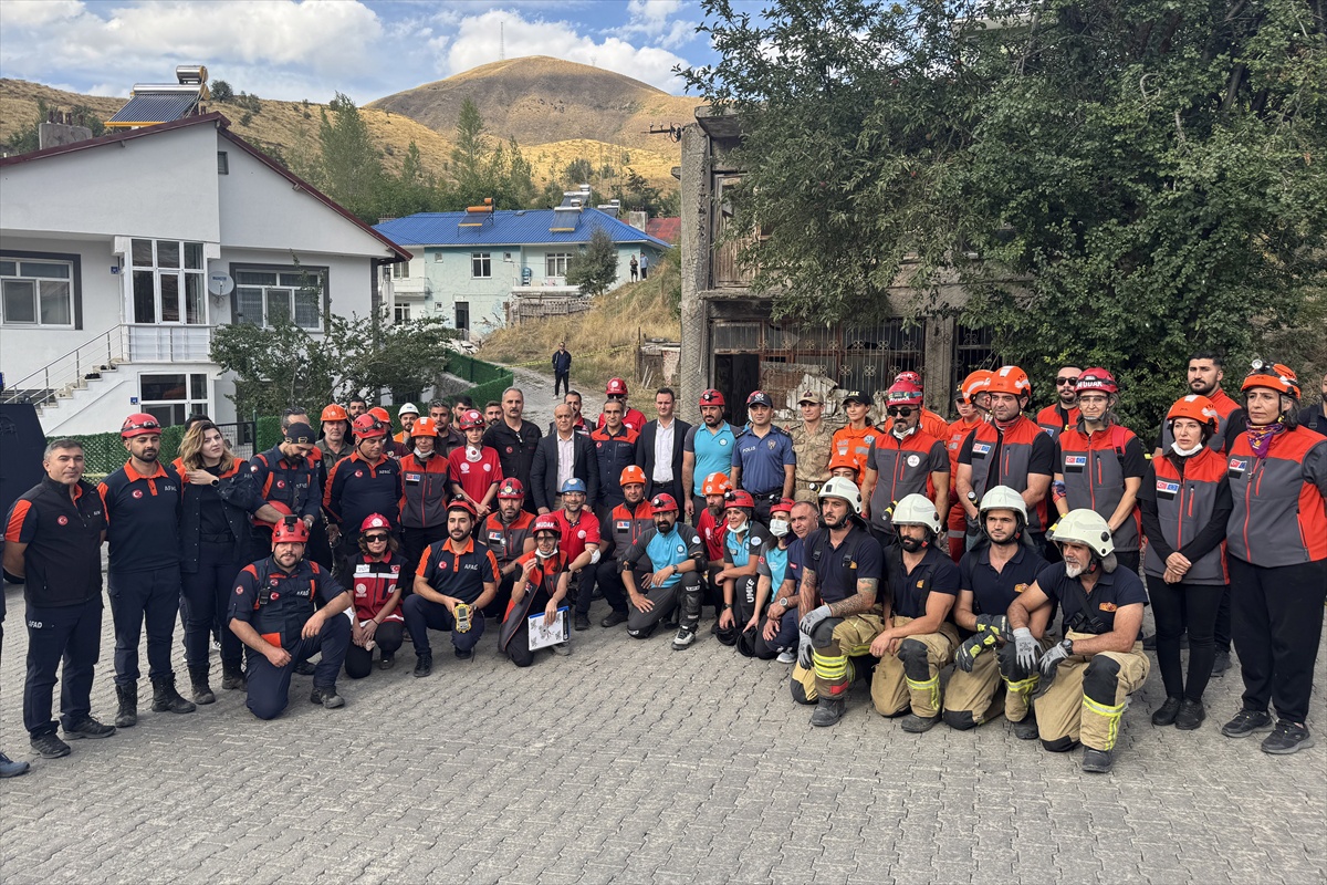 Tunceli Pülümür\'de deprem tatbikatında 6,9\'luk senaryoyla yaralı ambulansa taşındı