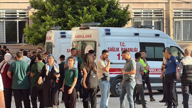 Manisa Valiliği, Turgutlu'da 11 öğrenciden 3'ünün yoğun bakımda olduğunu açıkladı
