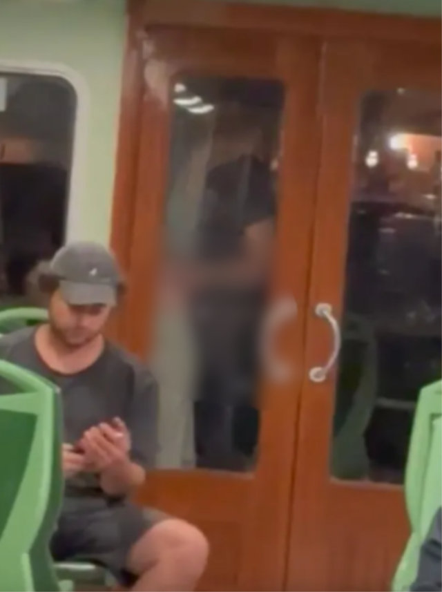 Turistlerle dolu teknede şok anlar: Herkesin gözü önünde ilişkiye girdiler