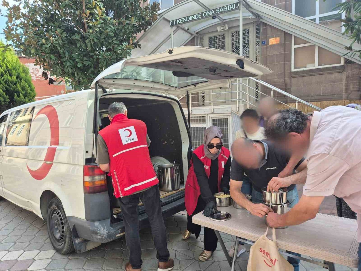 Kızılay Samsun Şubesi, aşeviyle her gün onlarca haneye sıcak yemek ulaştırıyor