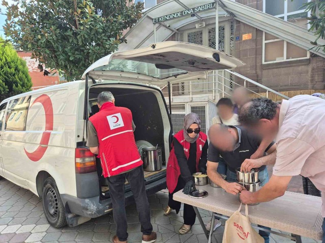 Kızılay Samsun Şubesi, aşeviyle her gün onlarca haneye sıcak yemek ulaştırıyor