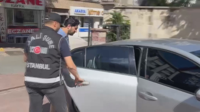 Tutuklanan Pusula Holding Başkanı Turhan'ın polis aracına biniş anları görüntülendi