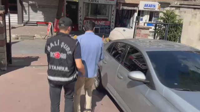 Tutuklanan Pusula Holding Başkanı Turhan'ın polis aracına biniş anları görüntülendi
