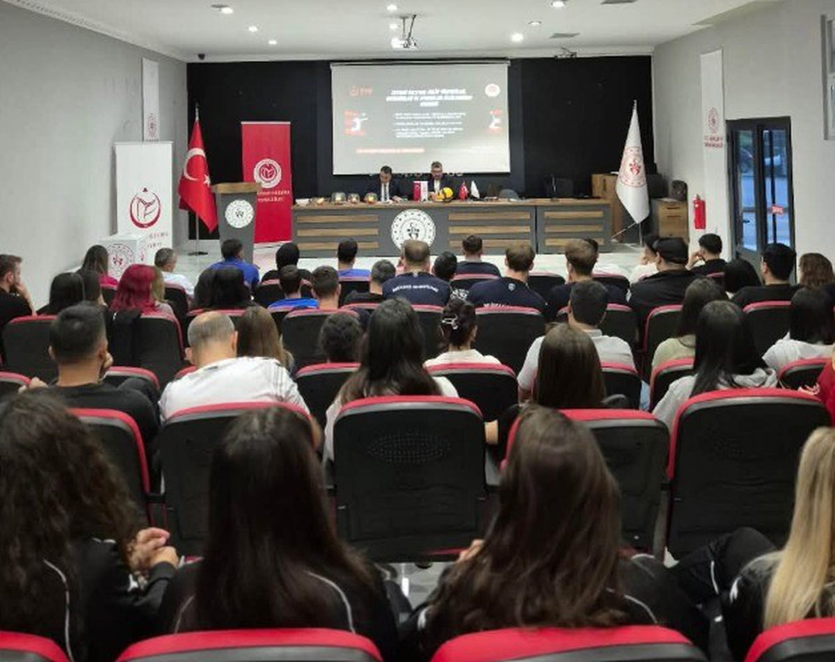 Kayseri\'de voleybol kulüplerine yeni kurallar anlatıldı, altyapı kuraları çekildi