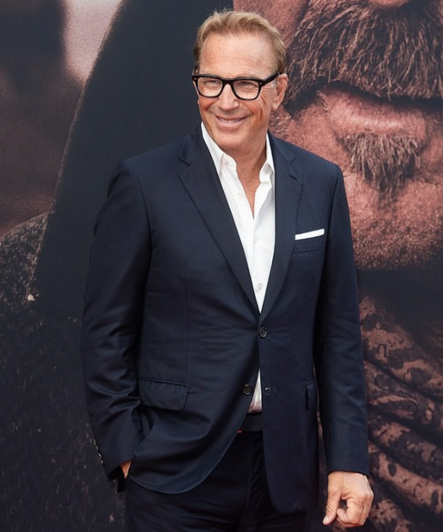 Ünlü oyuncu Kevin Costner 32 yaş küçük sevgilisi ile görüntülendi