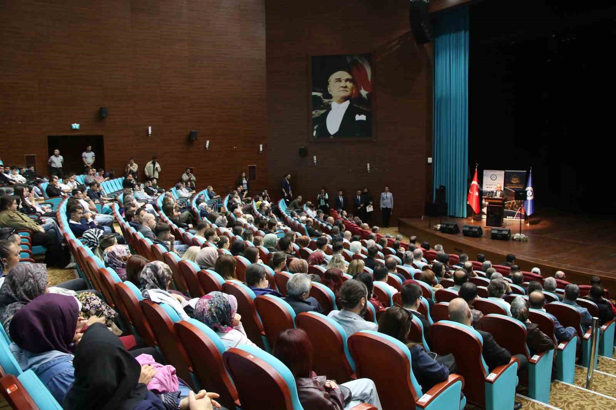 Uşak’ta ’Timsal Karabekir ile Tarihin Kalbine Yolculuk’ söyleşisi