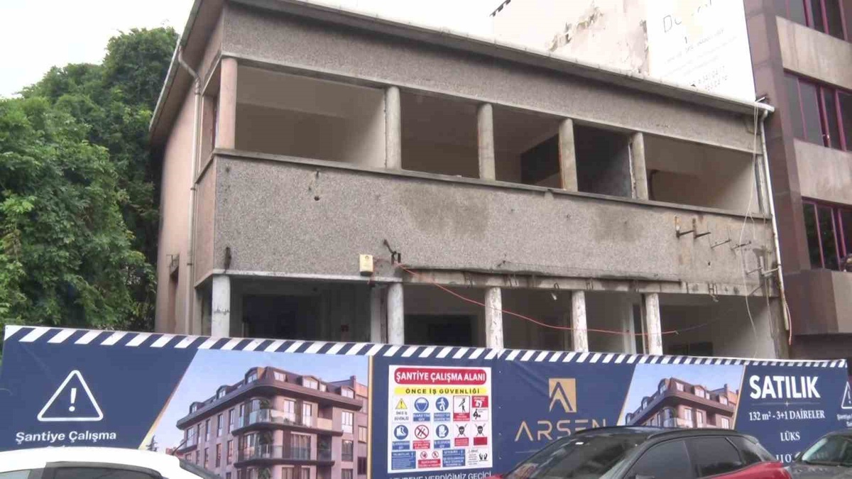 Üsküdar\'ın \'Tavuklu Doktor\'u Özferendeci\'nin Doğancılar\'daki evi yıkıma girdi