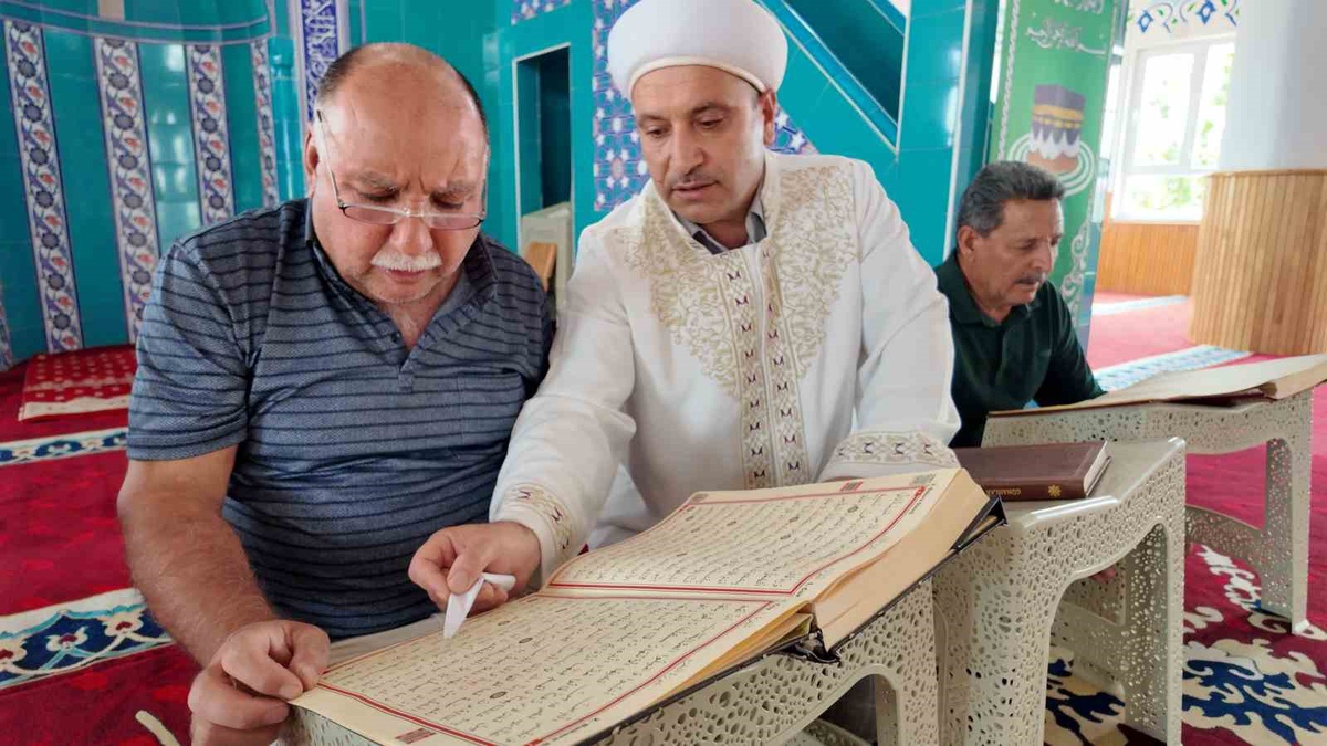 Van Erciş\'te 70 ve 65 yaşındaki iki kişi camide kısa sürede Kur\'an okumayı öğrendi