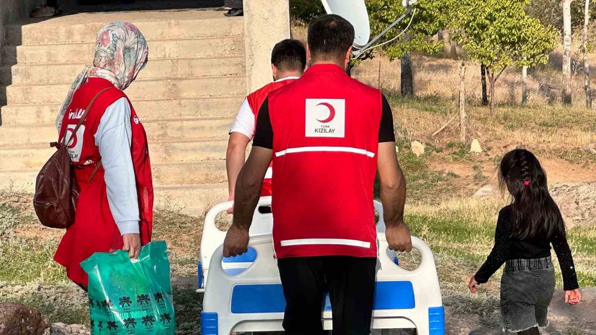 Van Muradiye\'de Kızılay, Havin Acar\'a elektrikli medikal yatak sağladı