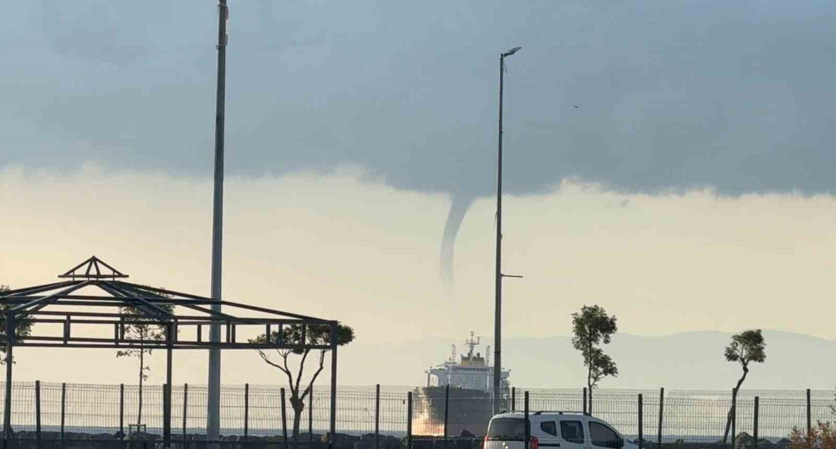 Yalova\'da deniz üzerinde oluşan hortum, cep telefonu kamerasına 5 dakika yansıdı