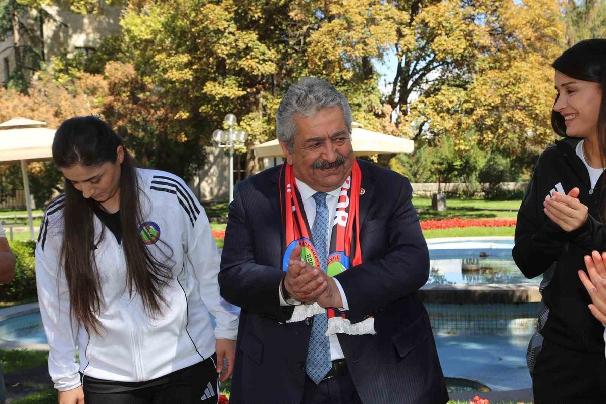 MHP\'li Feti Yıldız, Kadın Futbol Süper Ligi ekibi Yüksekova Spor\'a başarı diledi