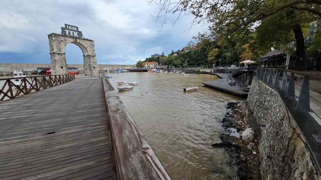 Zonguldak'ta taşkın suları limana çamur ve atık taşıdı, su çamur rengine döndü