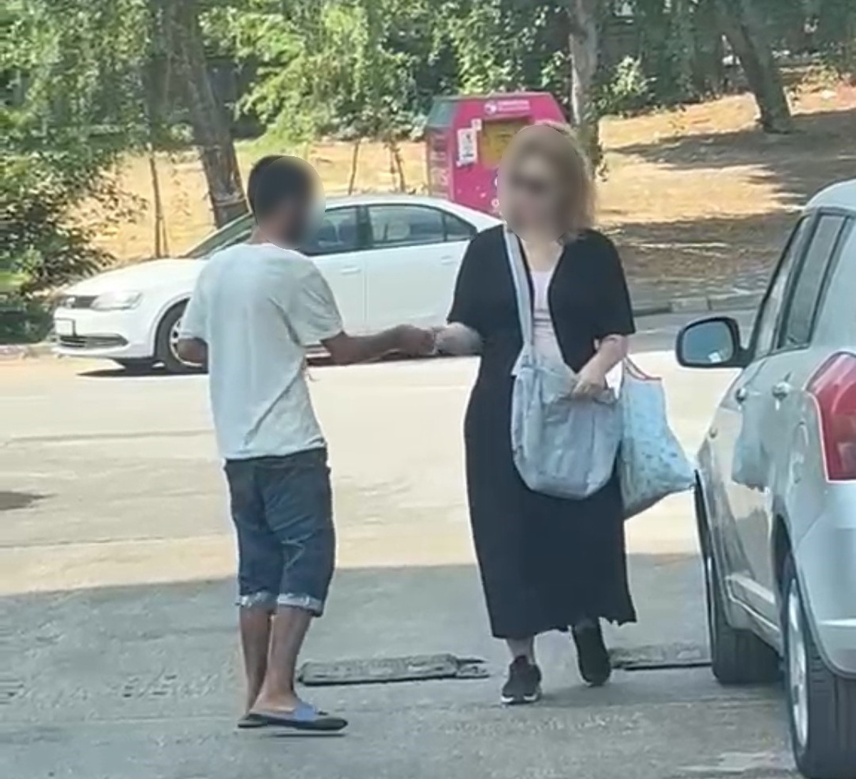 Adana\'da uçucu madde kullanan şahıs, kadından para alırken telefonla görüntülendi