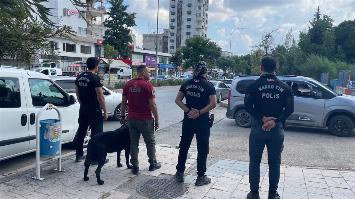 Adana\'da polis okul çevresinde narkotik köpekli denetimi eğitim yılı boyunca sürdürecek