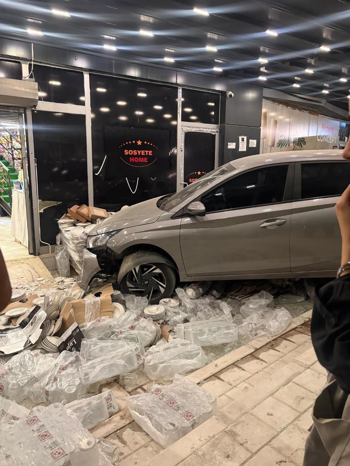 Adana Sarıçam\'da iki otomobil kısa aralıklarla aynı mağazaya girdi, 2 kişi yaralandı