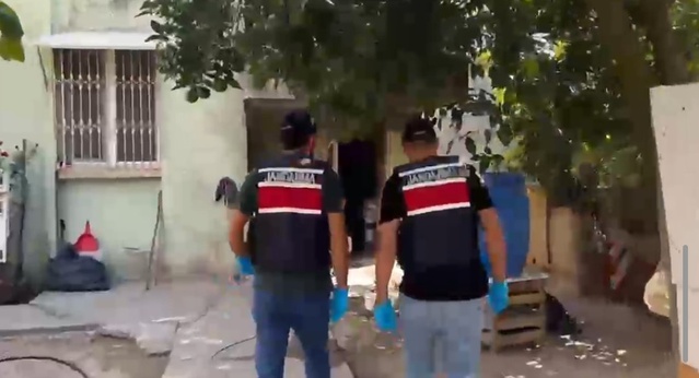 Adana Seyhan'da jandarma operasyonunda 1 ton 670 litre kaçak alkol ele geçirildi