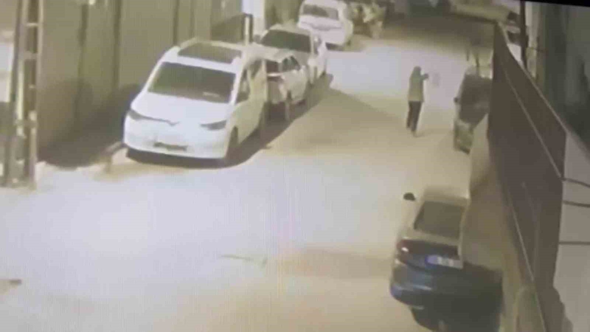 Adana\'da iki araca silahlı saldırı yapan 2 şüpheli 45 saatlik görüntüyle yakalandı
