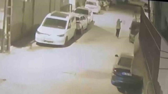 Adana'da iki araca silahlı saldırı yapan 2 şüpheli 45 saatlik görüntüyle yakalandı
