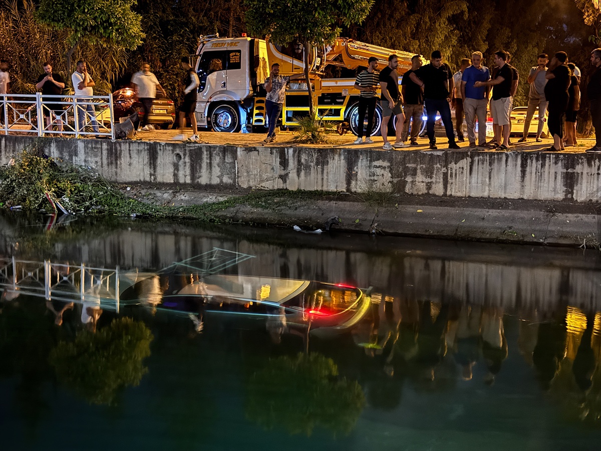 Adana Seyhan\'da kontrolden çıkan otomobilin sürücüsü kanaldan vatandaşlarca kurtarıldı