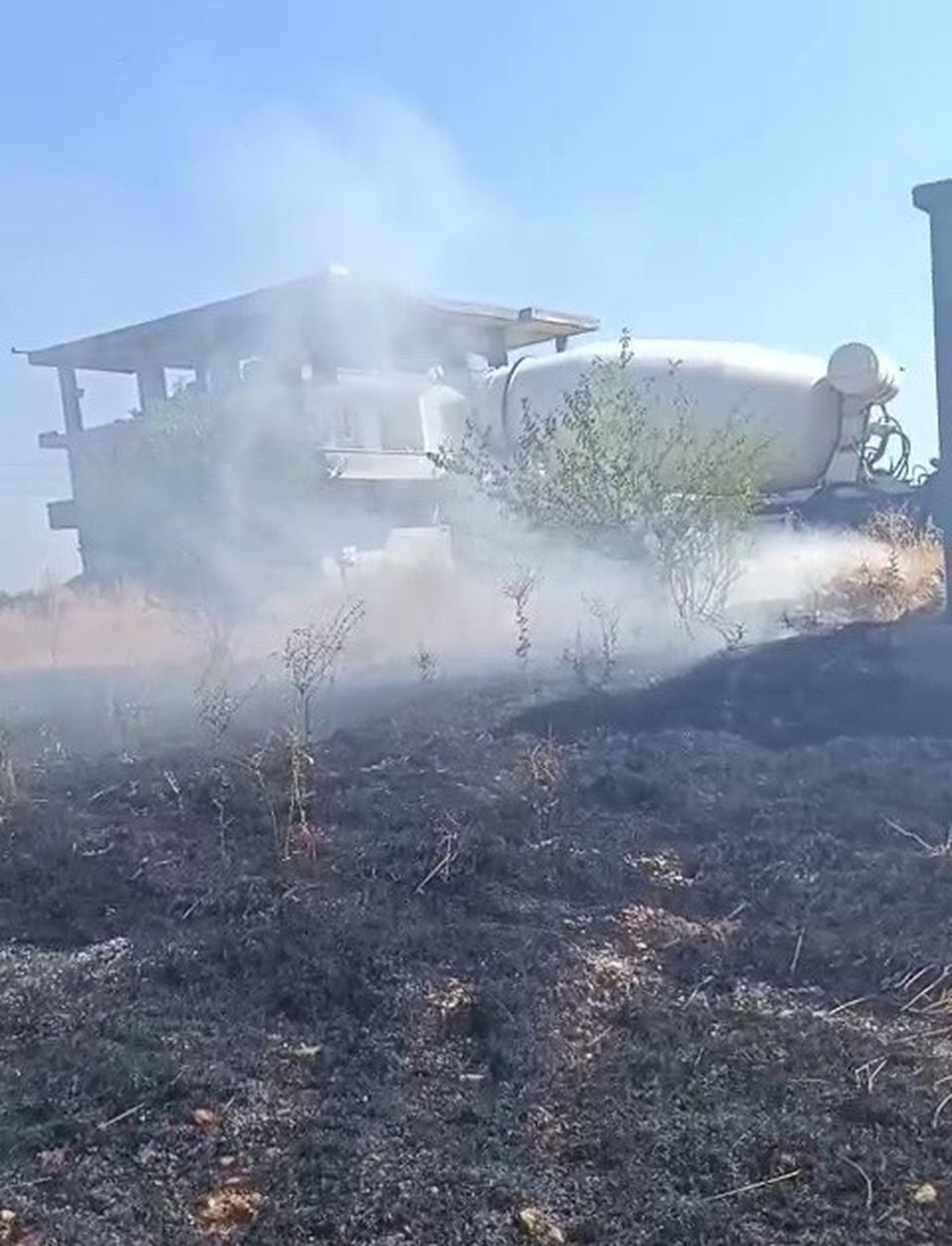 Adıyaman\'da kopan elektrik teli yangın çıkardı, mikser sürücüsü suyla müdahale etti