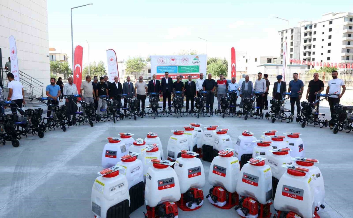 Adıyaman\'da meyve ve bağ üreticilerine 229 çapa makinesi dağıtıldı