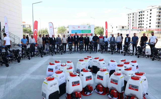 Adıyaman'da meyve ve bağ üreticilerine 229 çapa makinesi dağıtıldı