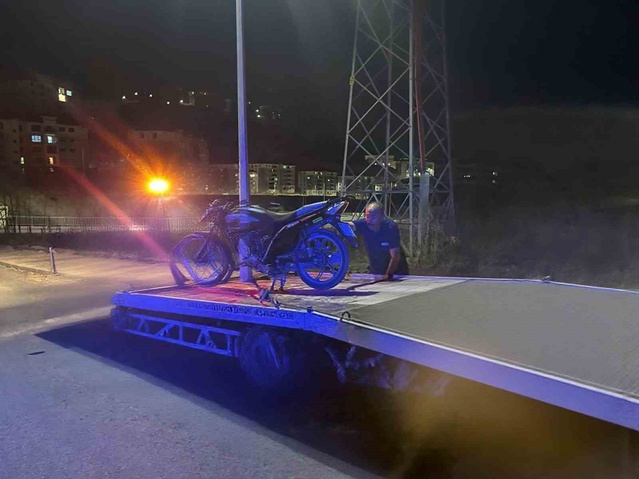 Adıyaman Gölbaşı'nda jandarma, abartı egzoz kullanan sürücüye 16 bin lira ceza kesti