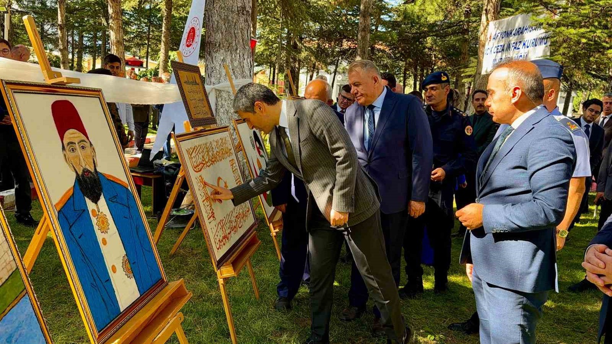 Afyonkarahisar\'da hükümlü ve tutukluların eserleri sergide ziyaretçilerle buluştu