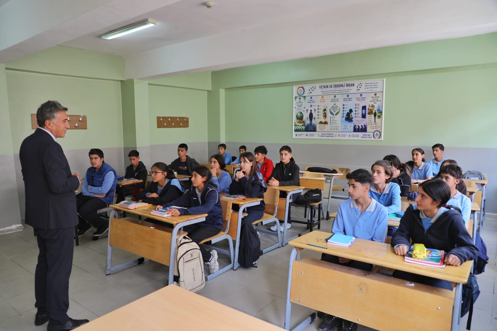 Ağrı İl Milli Eğitim Müdürü Çakan, Şerife Bacı Lisesi'ndeki atölyeye katıldı