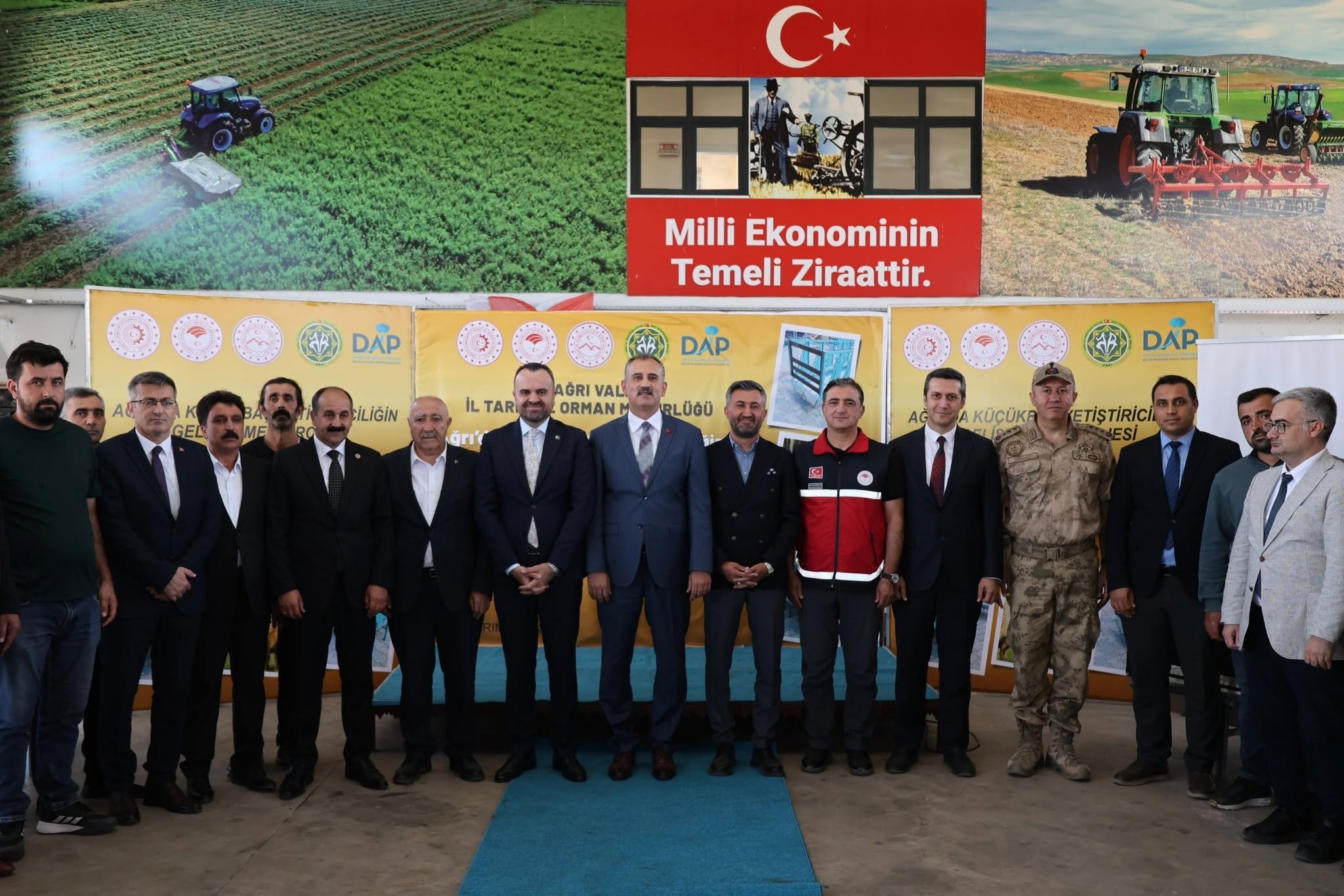 DAP destekli projeyle Ağrılı yetiştiricilere yüzde 72 hibeli kilitli yemlik dağıtıldı