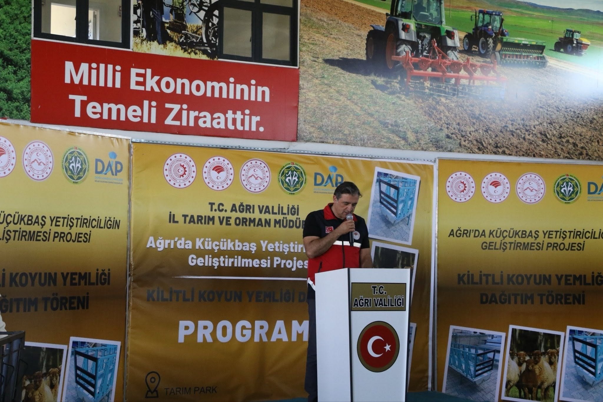 DAP destekli projeyle Ağrılı yetiştiricilere yüzde 72 hibeli kilitli yemlik dağıtıldı