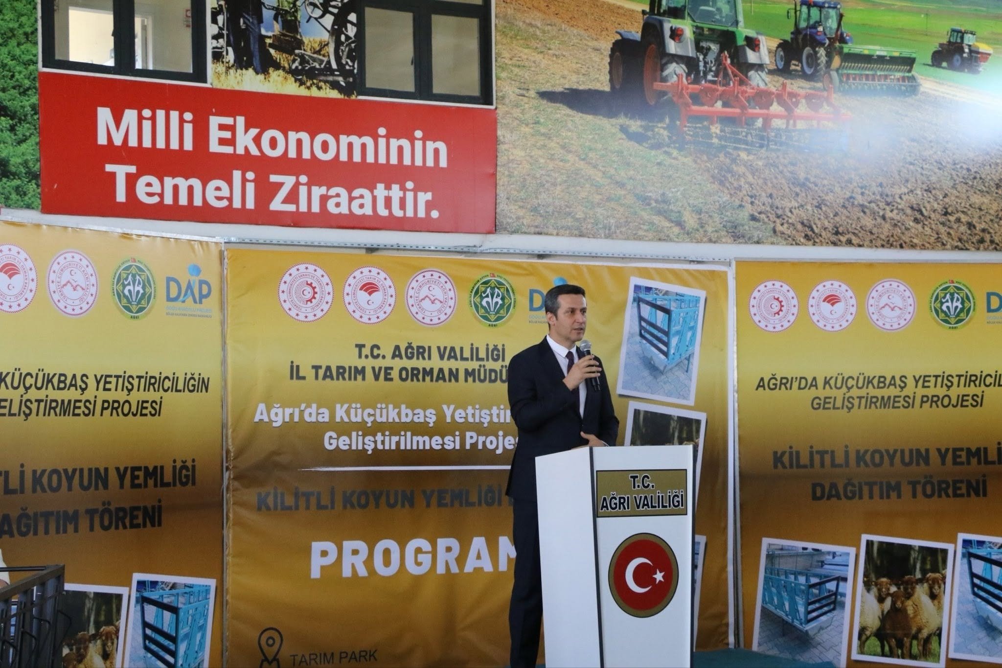 DAP destekli projeyle Ağrılı yetiştiricilere yüzde 72 hibeli kilitli yemlik dağıtıldı