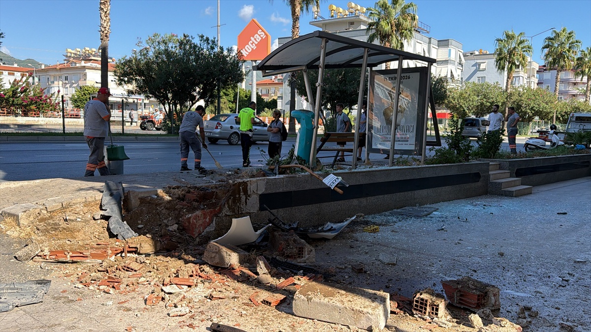 Alanya\'da kontrolden çıkan otomobil 3 kişiyi yaraladı, sürücü gözaltına alındı