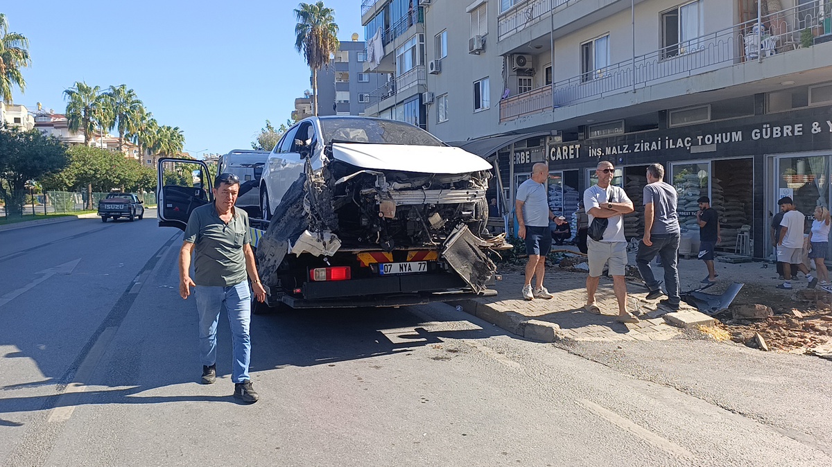 Alanya\'da kontrolden çıkan otomobil durağa daldı: Yayanın hayati tehlikesi var
