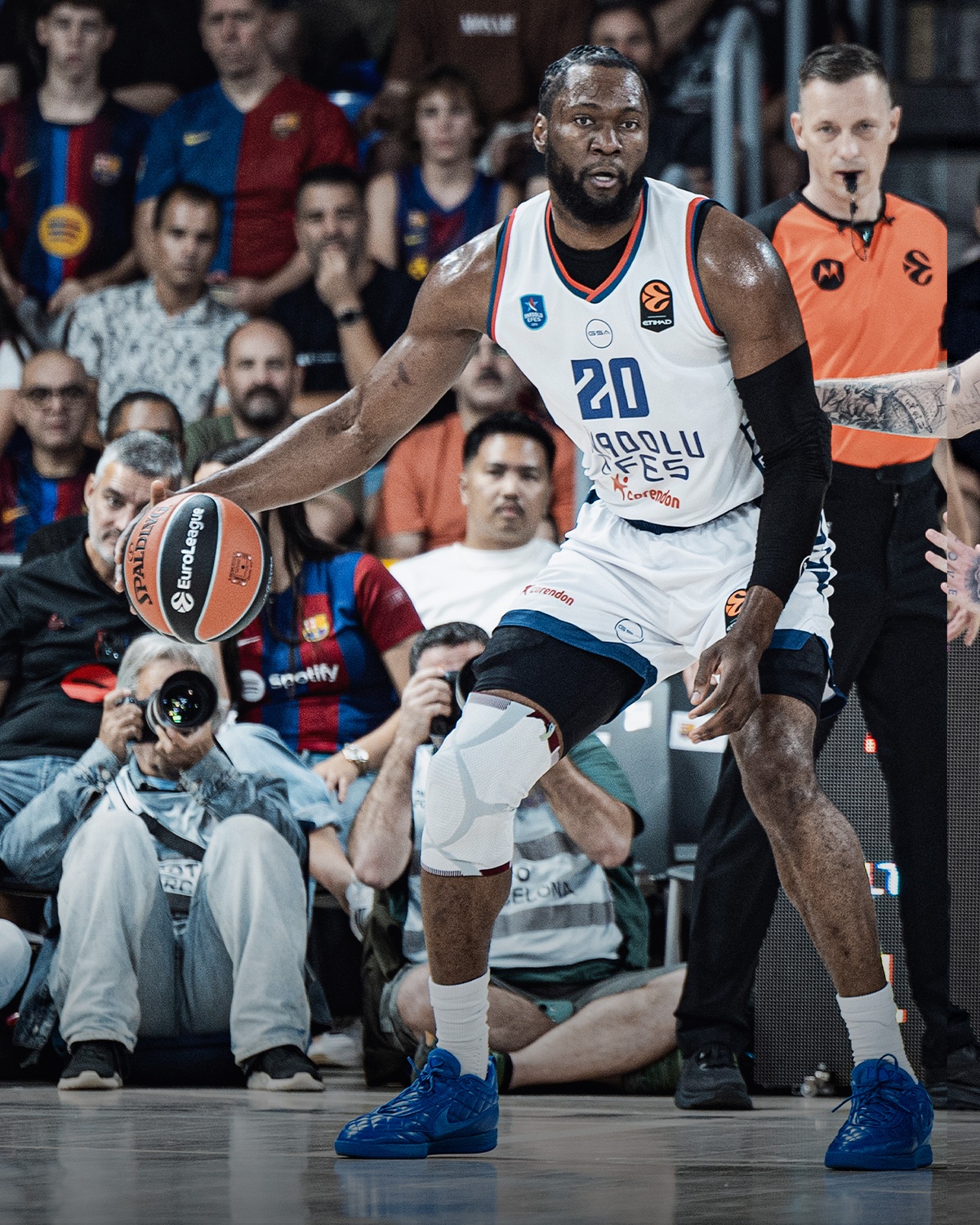 Mike James 22 sayı attı ama Anadolu Efes deplasmanda Barcelona\'ya 89-82 yenildi