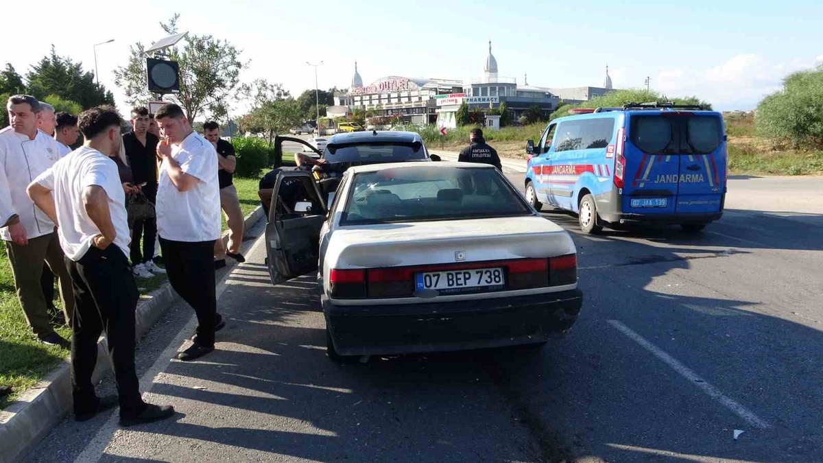 Antalya Manavgat\'ta arkadan çarpan otomobildeki 1 kişi yaralandı