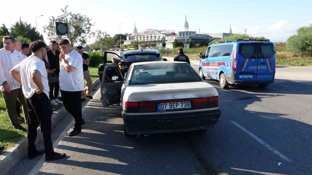 Antalya Manavgat'ta arkadan çarpan otomobildeki 1 kişi yaralandı